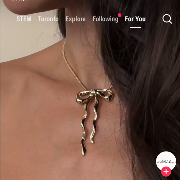 18k Gold Plated Bow Choker Necklace. New. - Picture 7 of 13